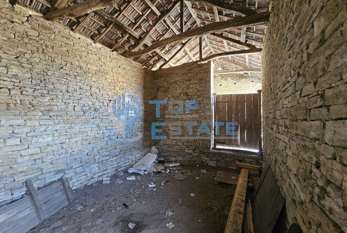 Двуетажна къща след ремонт с голям двор в село Горна Липница, област Велико Търново - 0