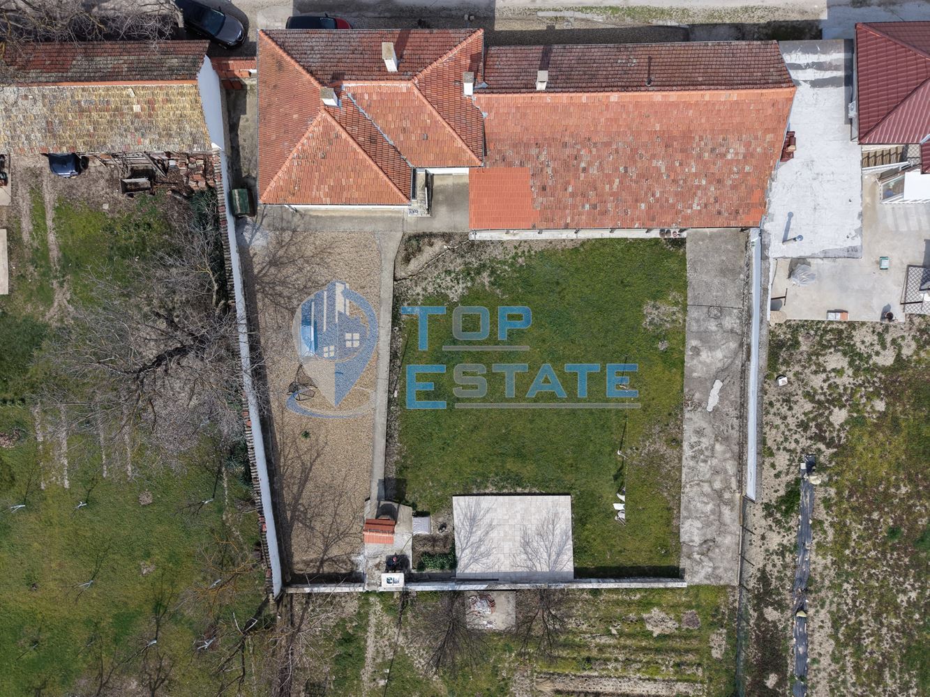 Просторна тухлена къща с кладенец и голям двор в село Раданово - 0