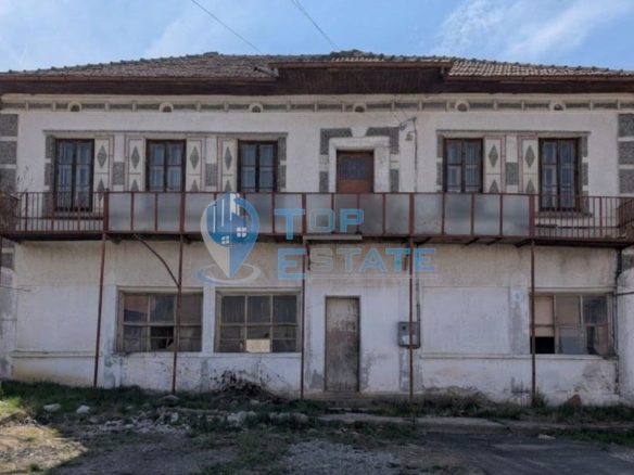 Просторна двуетажна къща в центъра на село Драгижево - 0