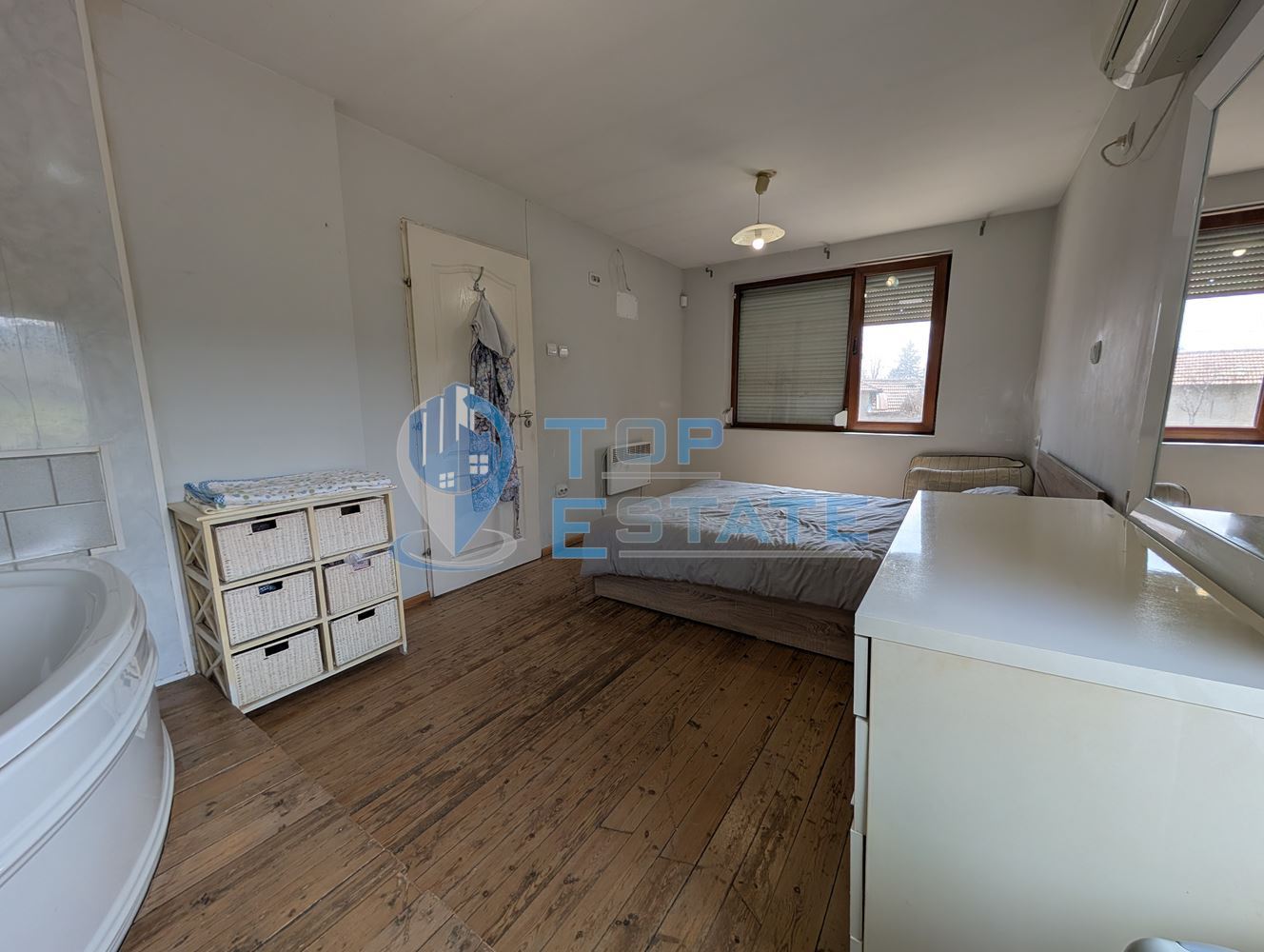 Тухлена къща с гараж и голям двор в село Раданово - 0