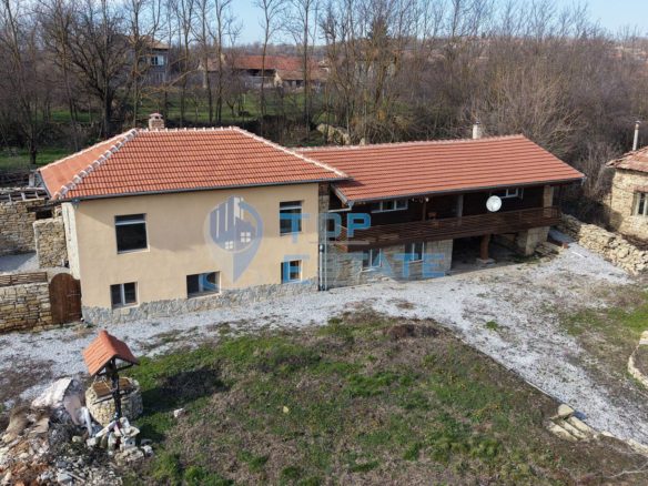 Двуетажна къща след ремонт с голям двор в село Горна Липница, област Велико Търново - 0