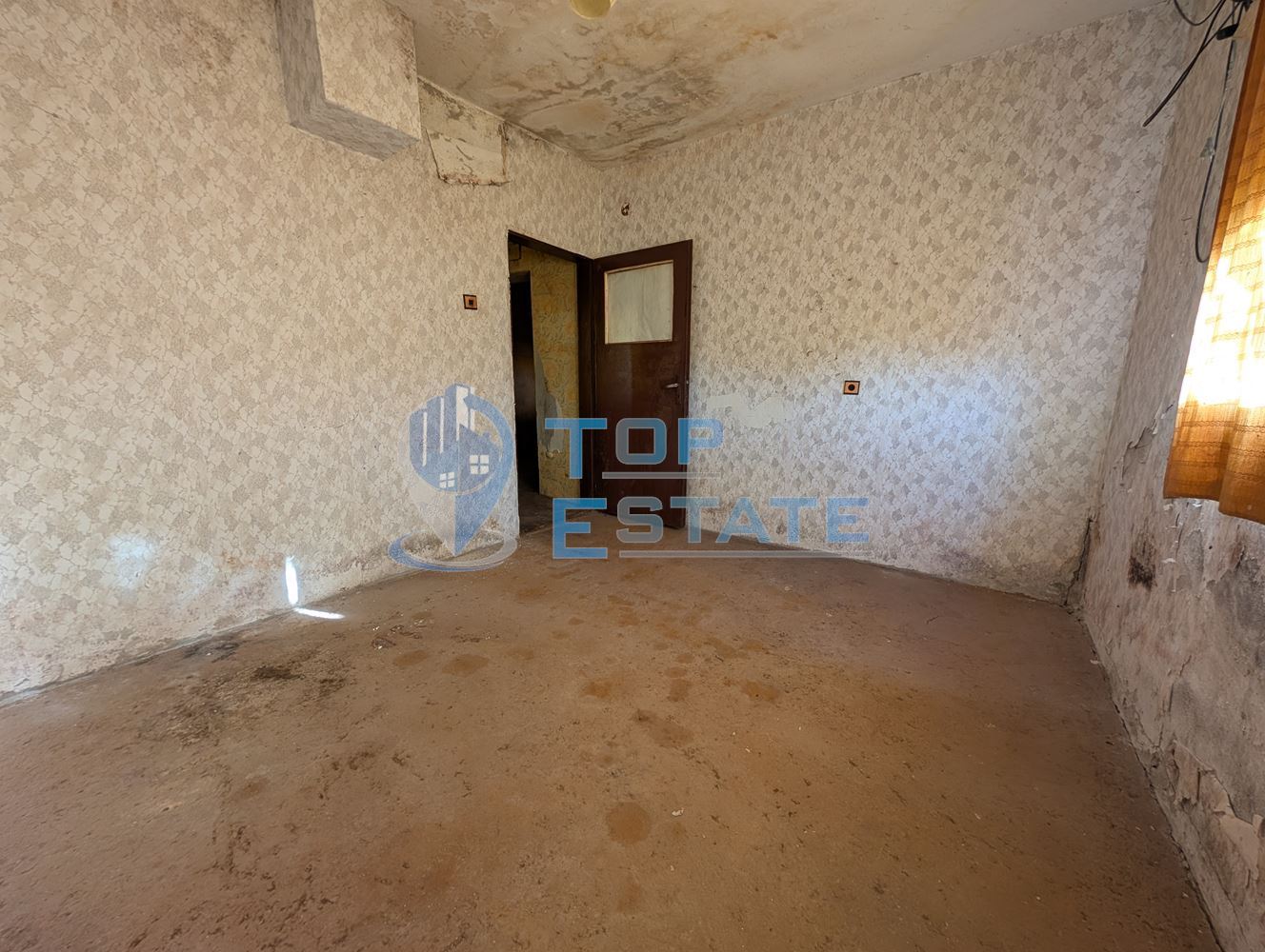 Едноетажна тухлена къща с гараж и кладенец в село Правда - 0