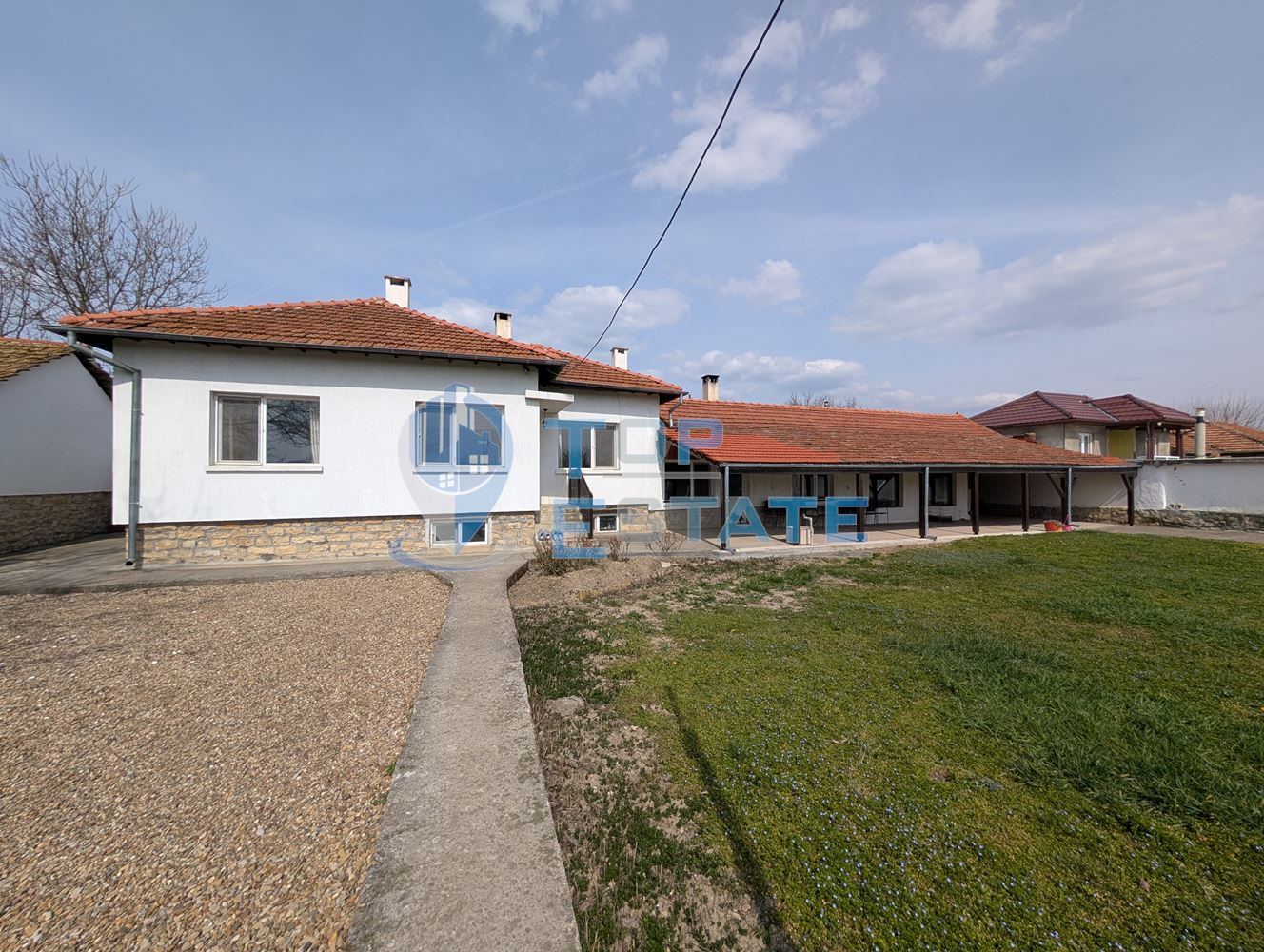 Просторна тухлена къща с кладенец и голям двор в село Раданово - 0