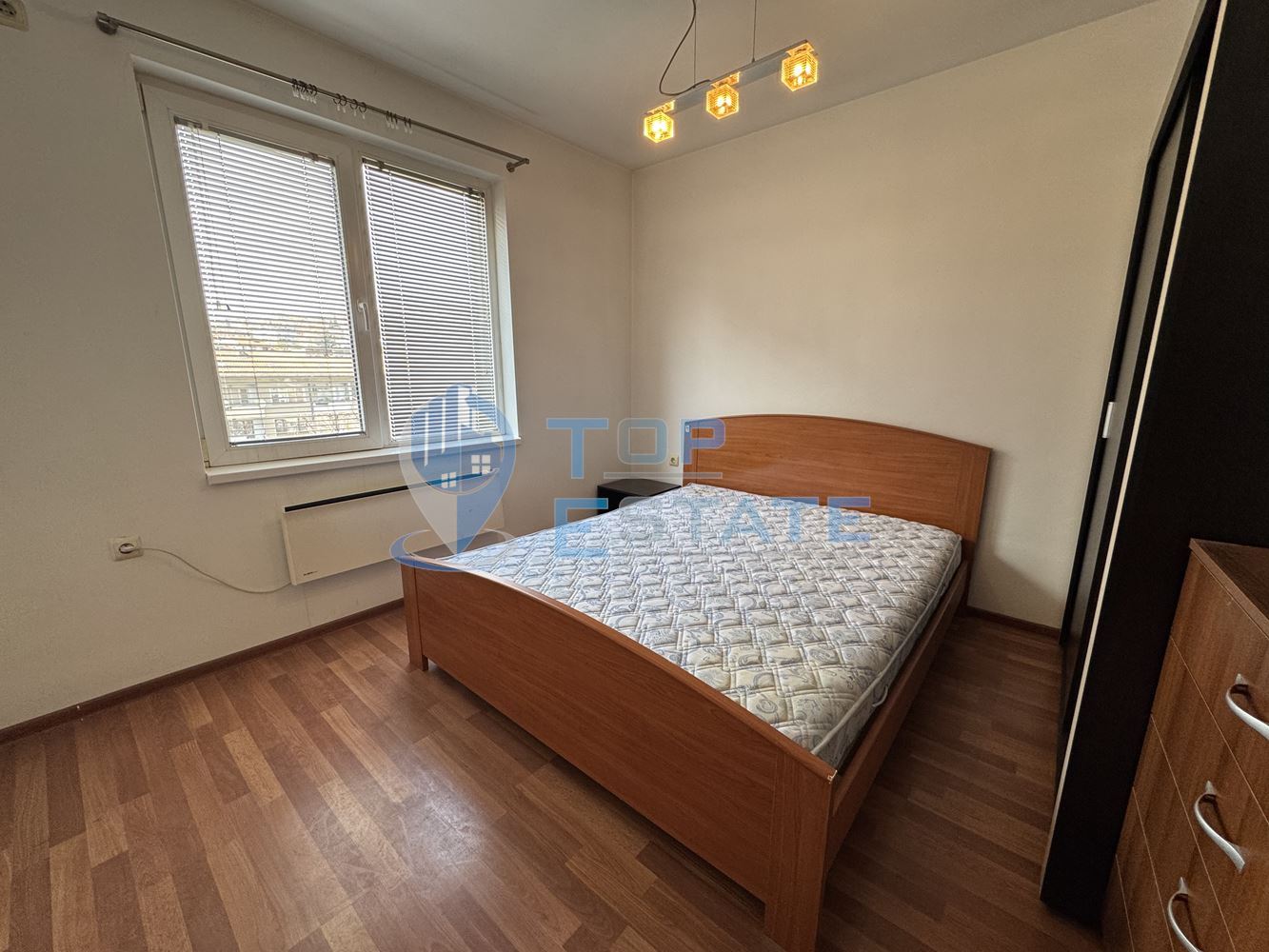 Тристаен, обзаведен, ремонтиран апартамент под наем в центъра на град Велико Търново - 0