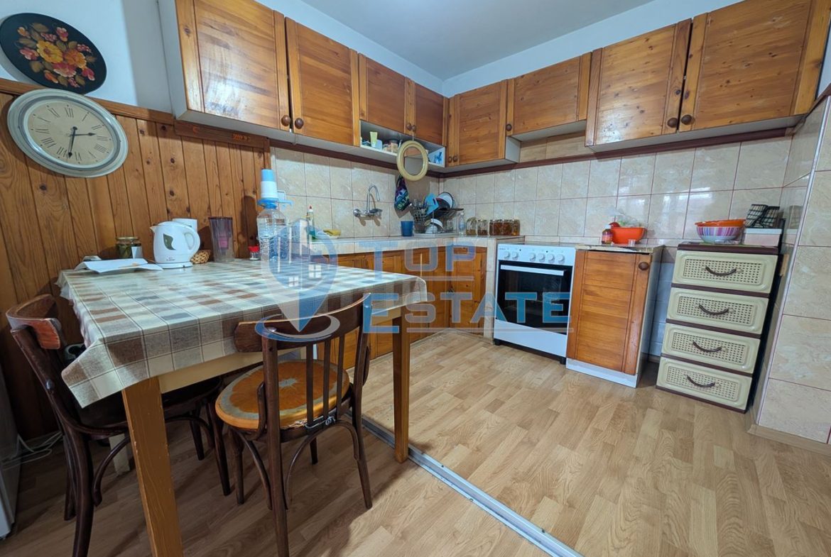 Двуетажна масивна къща в град Стражица - 0