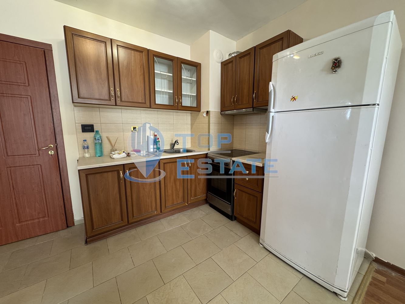 Тристаен, обзаведен, ремонтиран апартамент под наем в центъра на град Велико Търново - 0