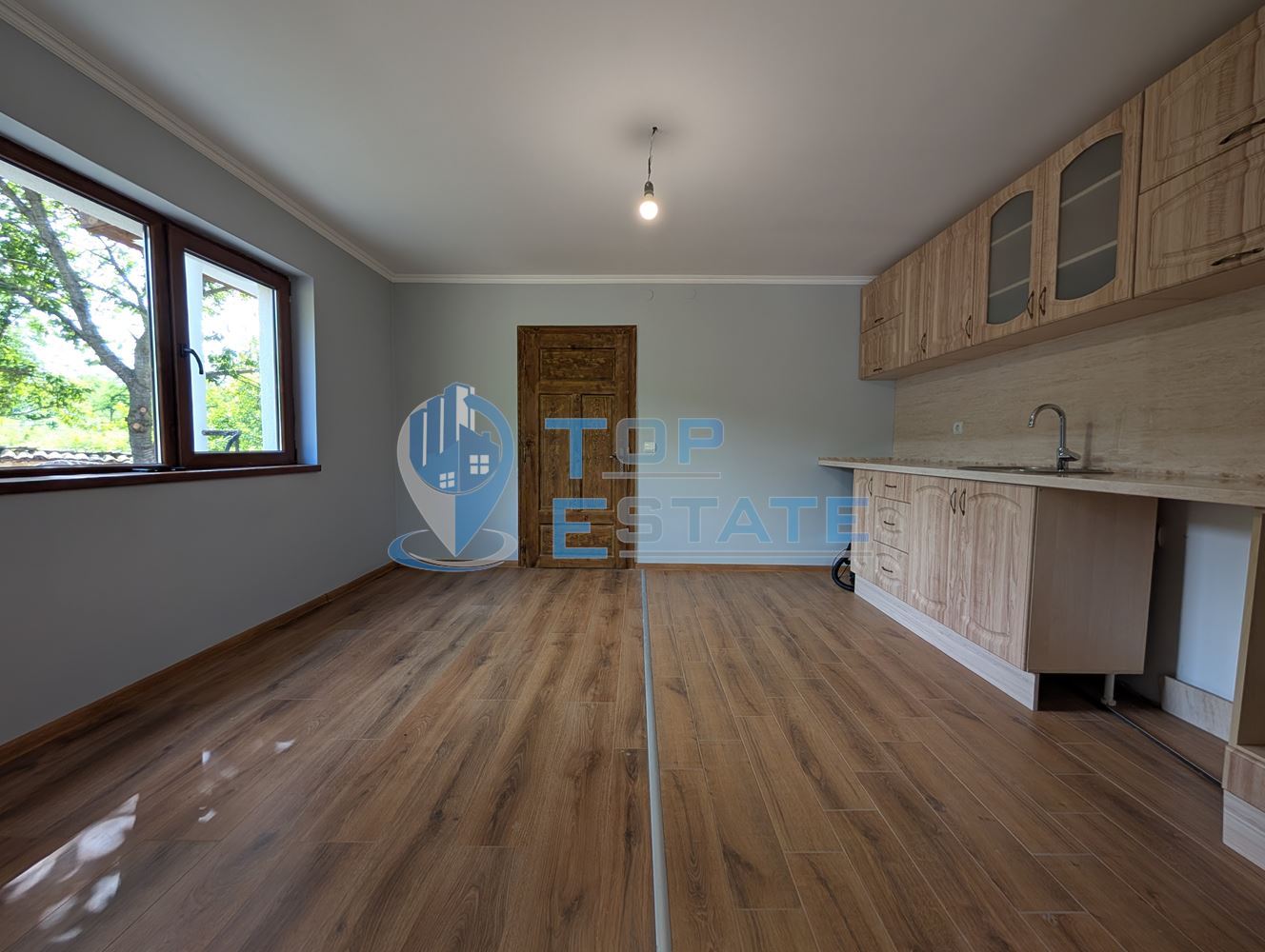 Едноетажна реновирана тухлена къща с голям двор в село Русаля - 0