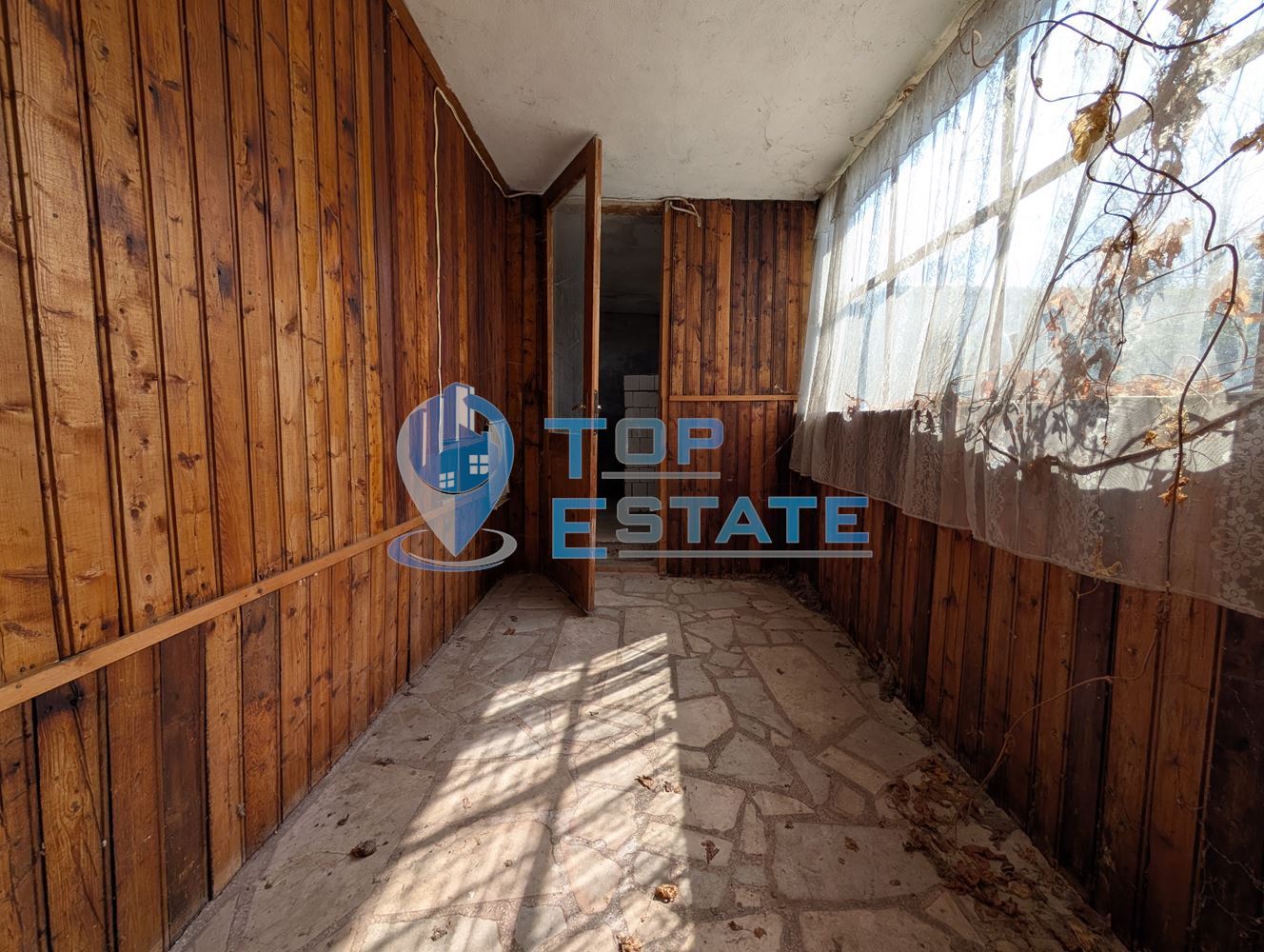 Просторна двуетажна къща в центъра на село Драгижево - 0