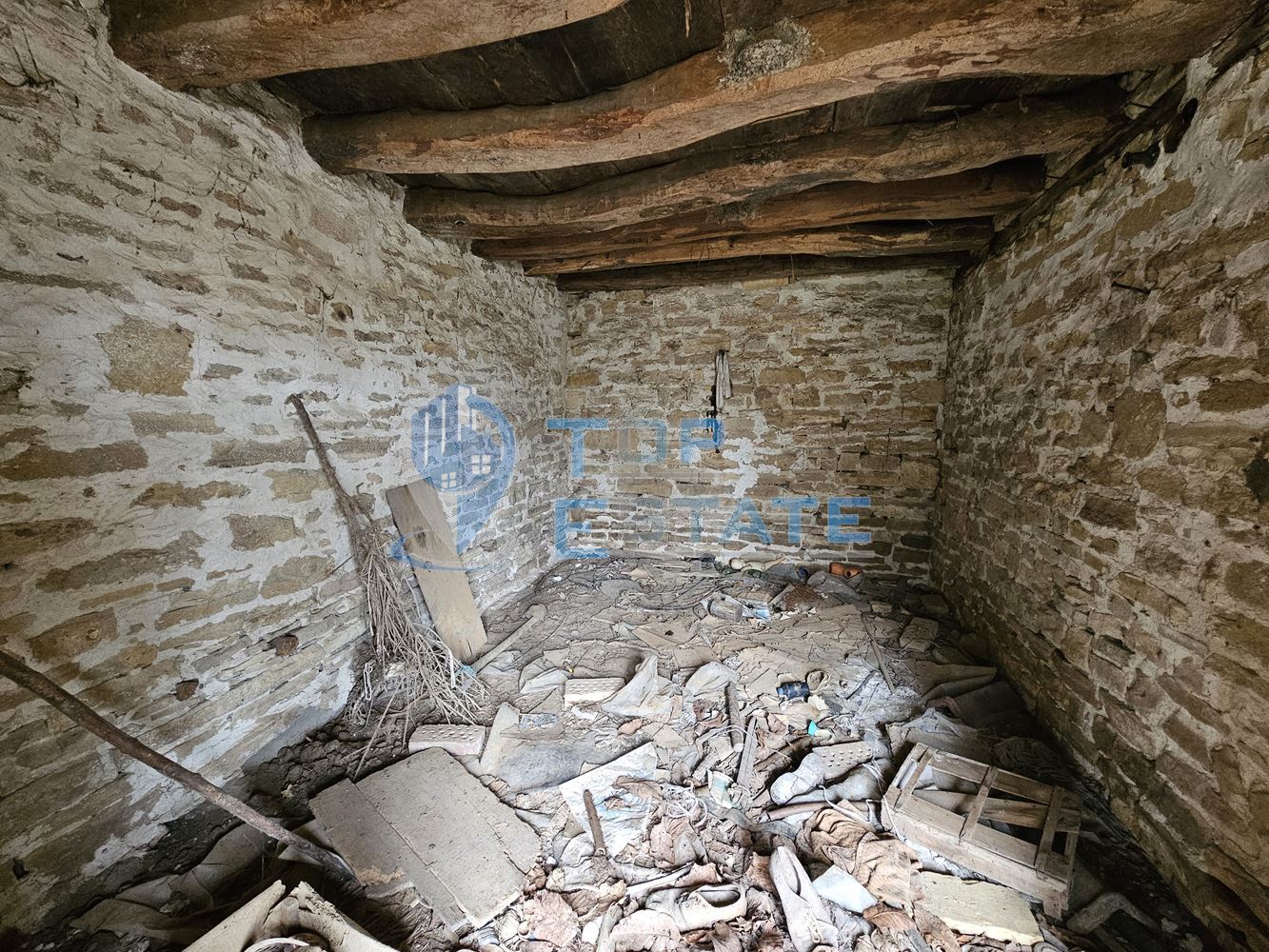 Голям парцел със стара къща и два кладенеца в село Паскалевец, област Велико Търново - 0