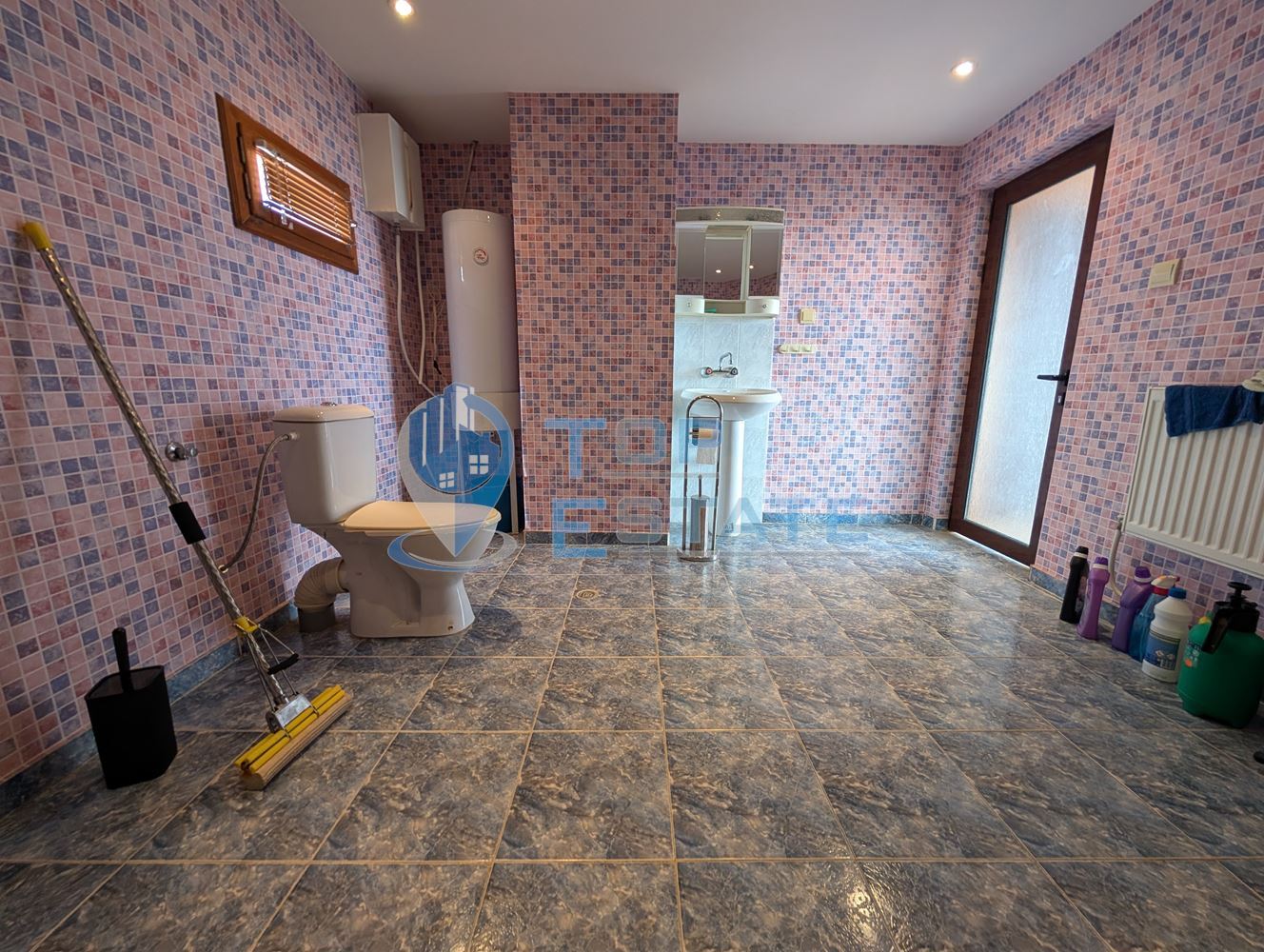 Двуетажна къща във възрожденски стил с кладенец в село Драгижево - 0