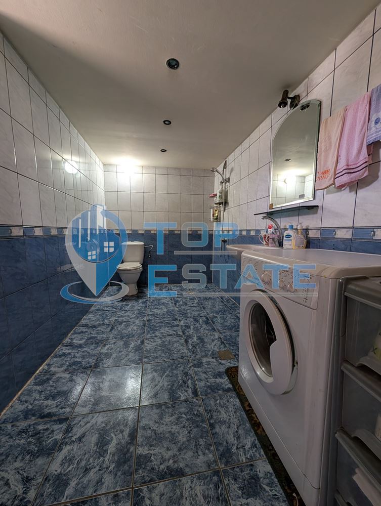 Просторна тухлена къща с кладенец и голям двор в село Раданово - 0