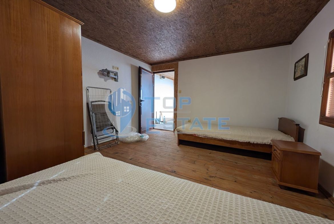 Двуетажна къща във възрожденски стил с кладенец в село Драгижево - 0