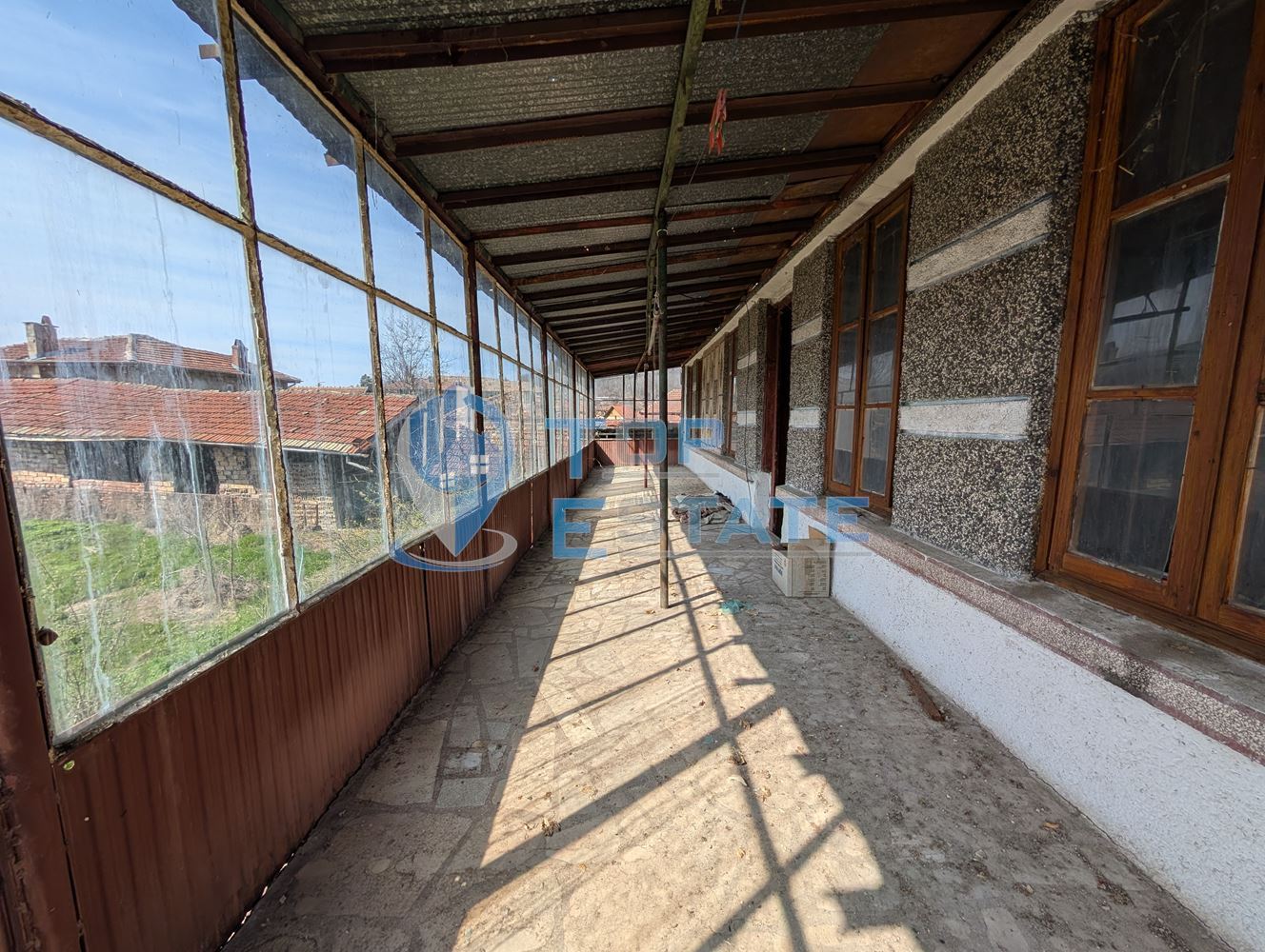 Просторна двуетажна къща в центъра на село Драгижево - 0