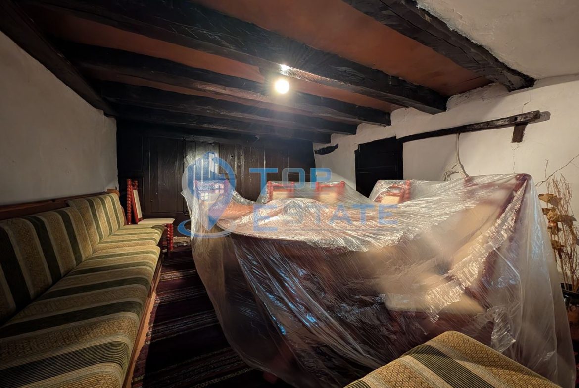 Двуетажна къща във възрожденски стил с кладенец в село Драгижево - 0