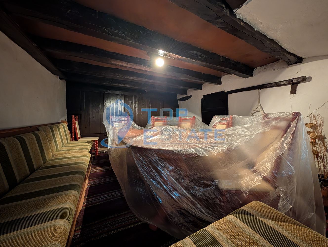 Двуетажна къща във възрожденски стил с кладенец в село Драгижево - 0