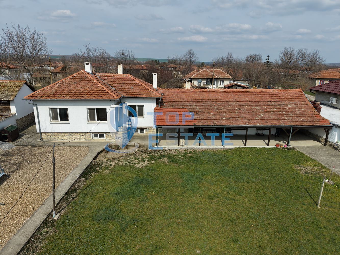 Просторна тухлена къща с кладенец и голям двор в село Раданово - 0