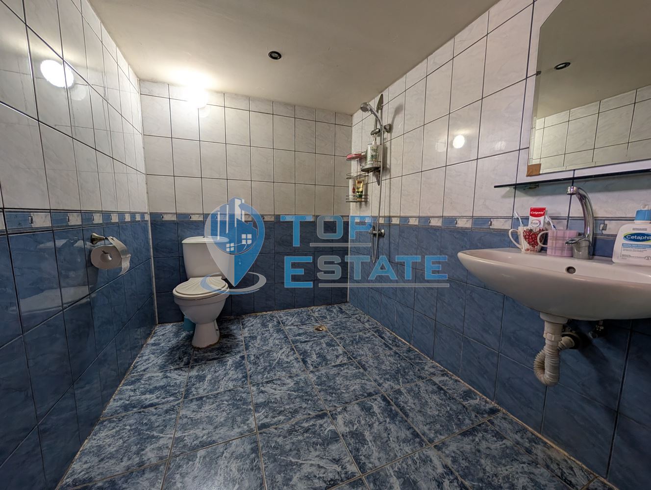 Просторна тухлена къща с кладенец и голям двор в село Раданово - 0