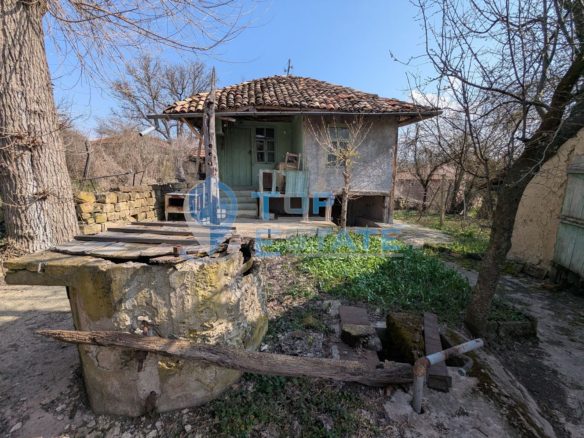 Голям парцел със стара къща и кладенец в с. Благоево, общ. Стражица, обл.В.Търново - 0