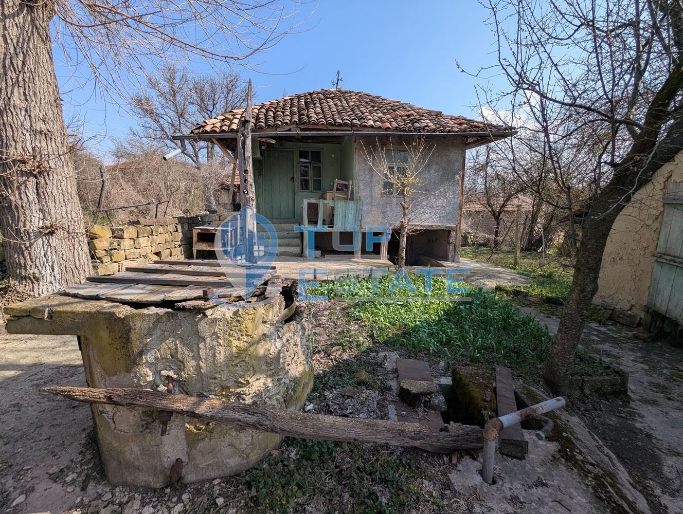 Голям парцел със стара къща и кладенец в с. Благоево, общ. Стражица, обл.В.Търново - 0