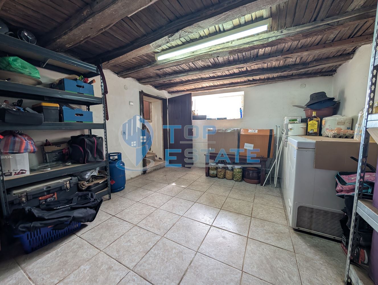 Просторна тухлена къща с кладенец и голям двор в село Раданово - 0