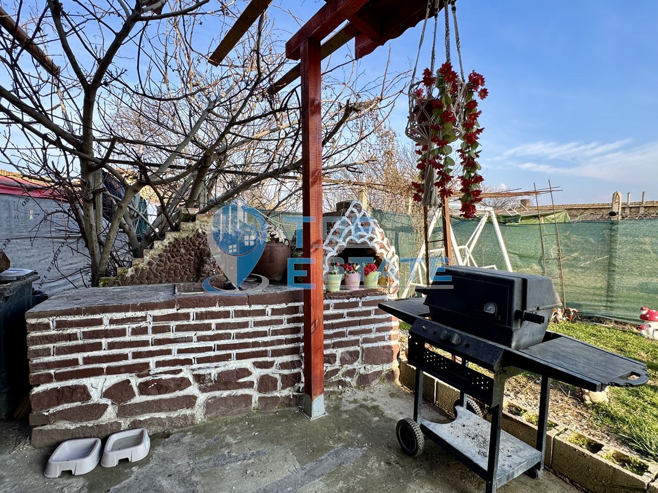 Обзаведена тухлена къща с прекрасен двор в град Полски Тръмбеш, област Велико Търново - 0