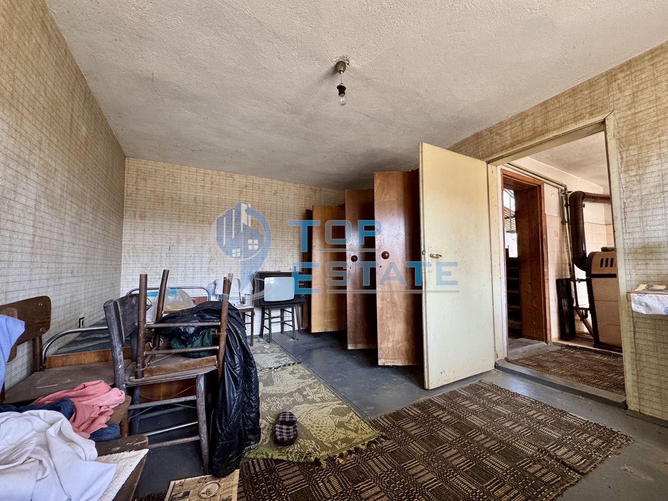 Масивна тухлена къща с кладенец и голям двор в село Ново Градище, област Велико Търново - 0