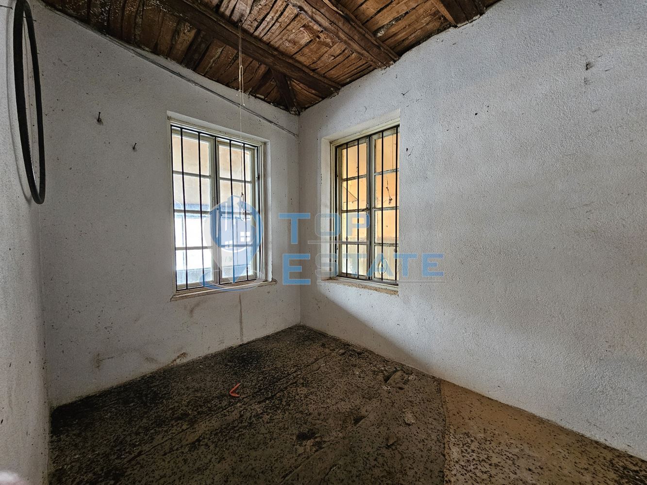 Едноетажна къща близо до река с голям двор в село Росно, област Велико Търново - 0