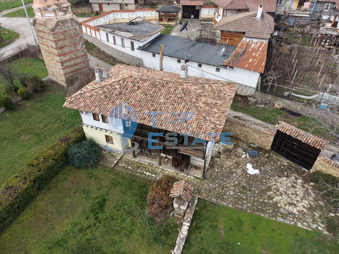 Двуетажна къща във възрожденски стил с кладенец в село Драгижево - 0