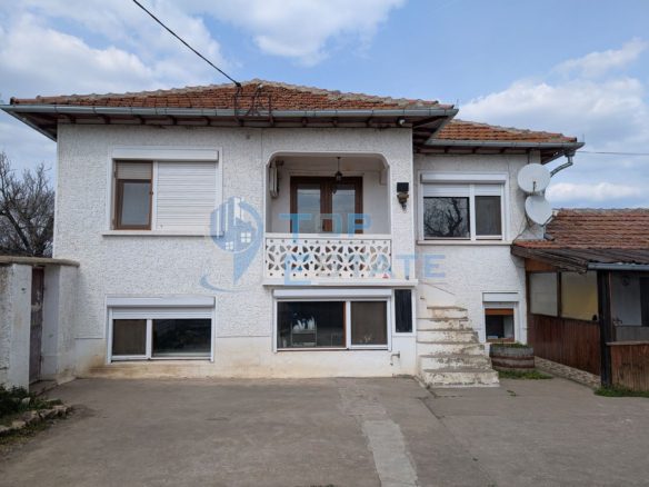 Тухлена къща с гараж и голям двор в село Раданово - 0