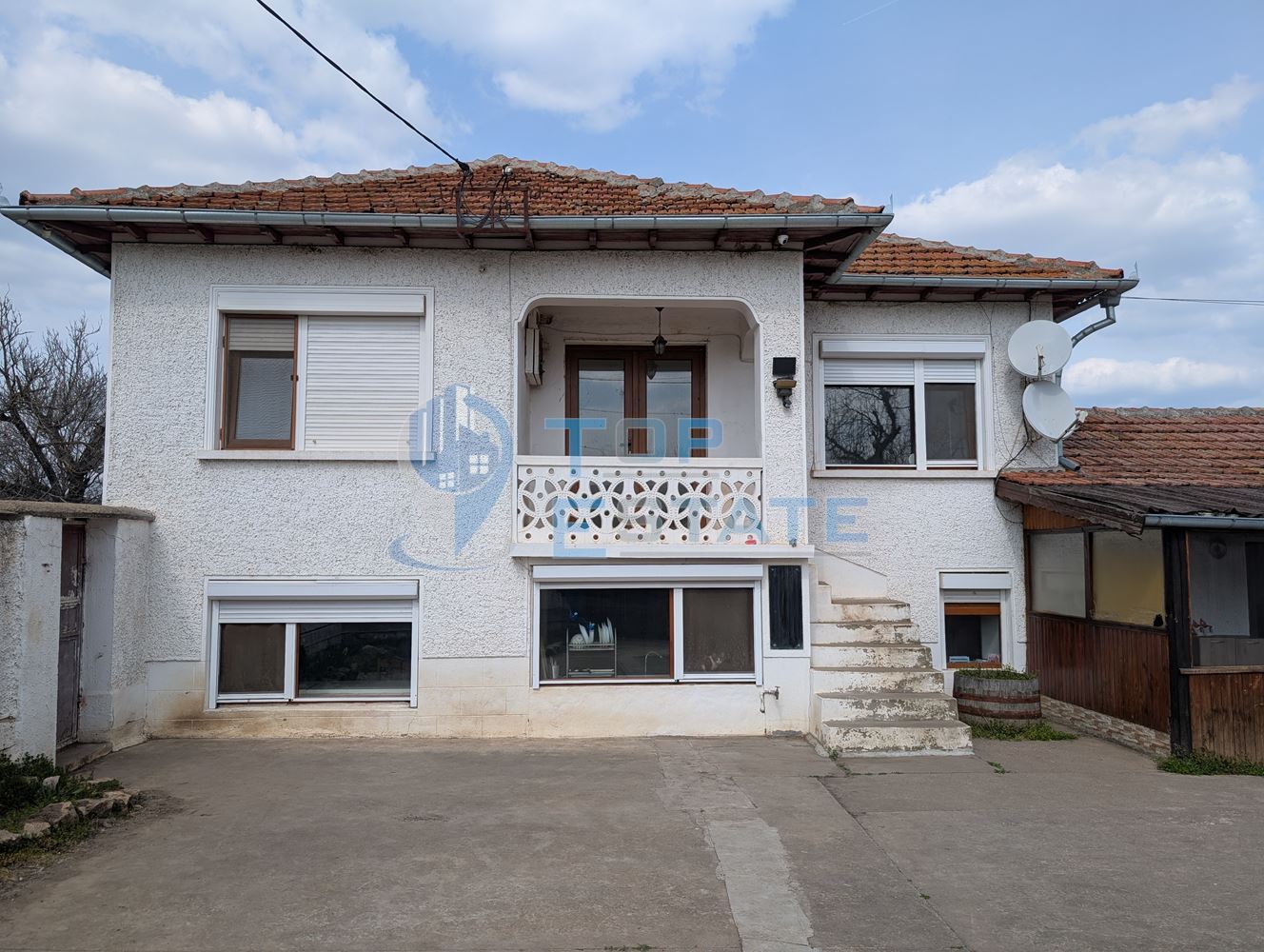 Тухлена къща с гараж и голям двор в село Раданово-0 Тухлена къща с гараж и голям двор в село Раданово - 0