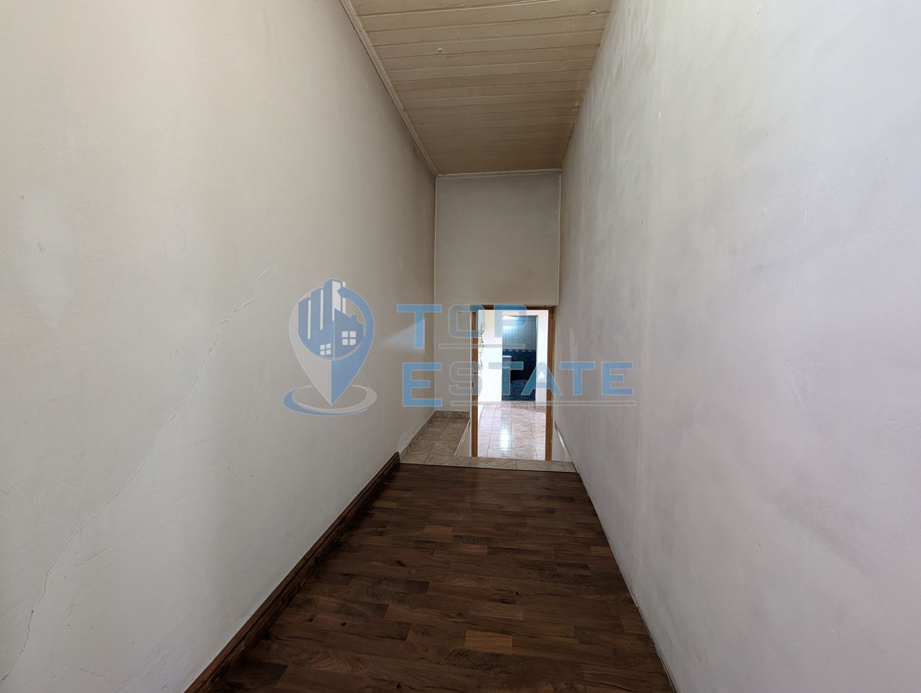 Просторна тухлена къща с кладенец и голям двор в село Раданово - 0