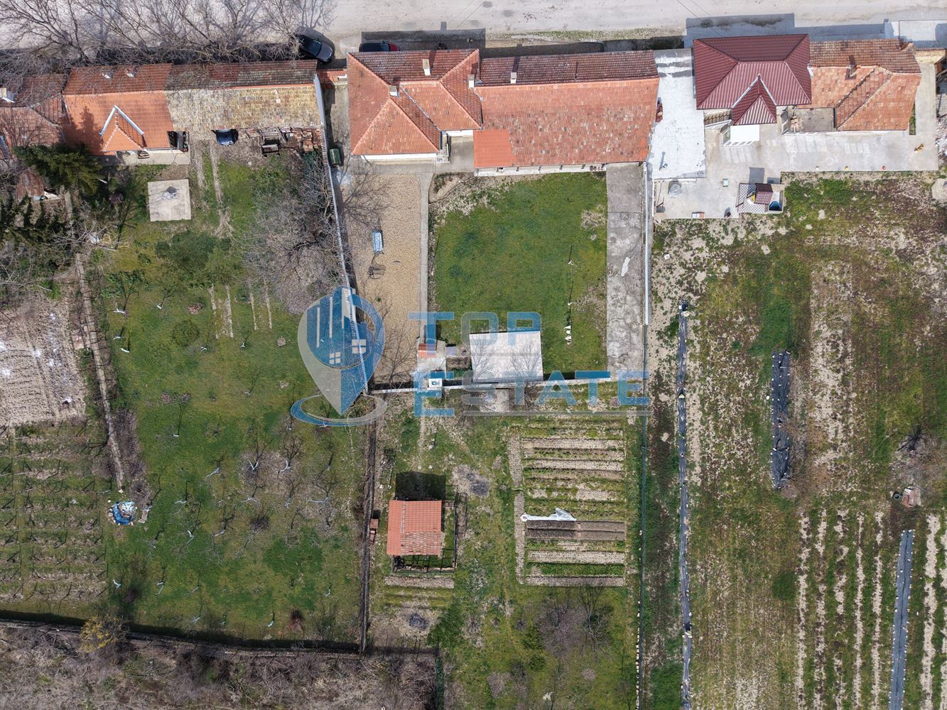 Просторна тухлена къща с кладенец и голям двор в село Раданово - 0