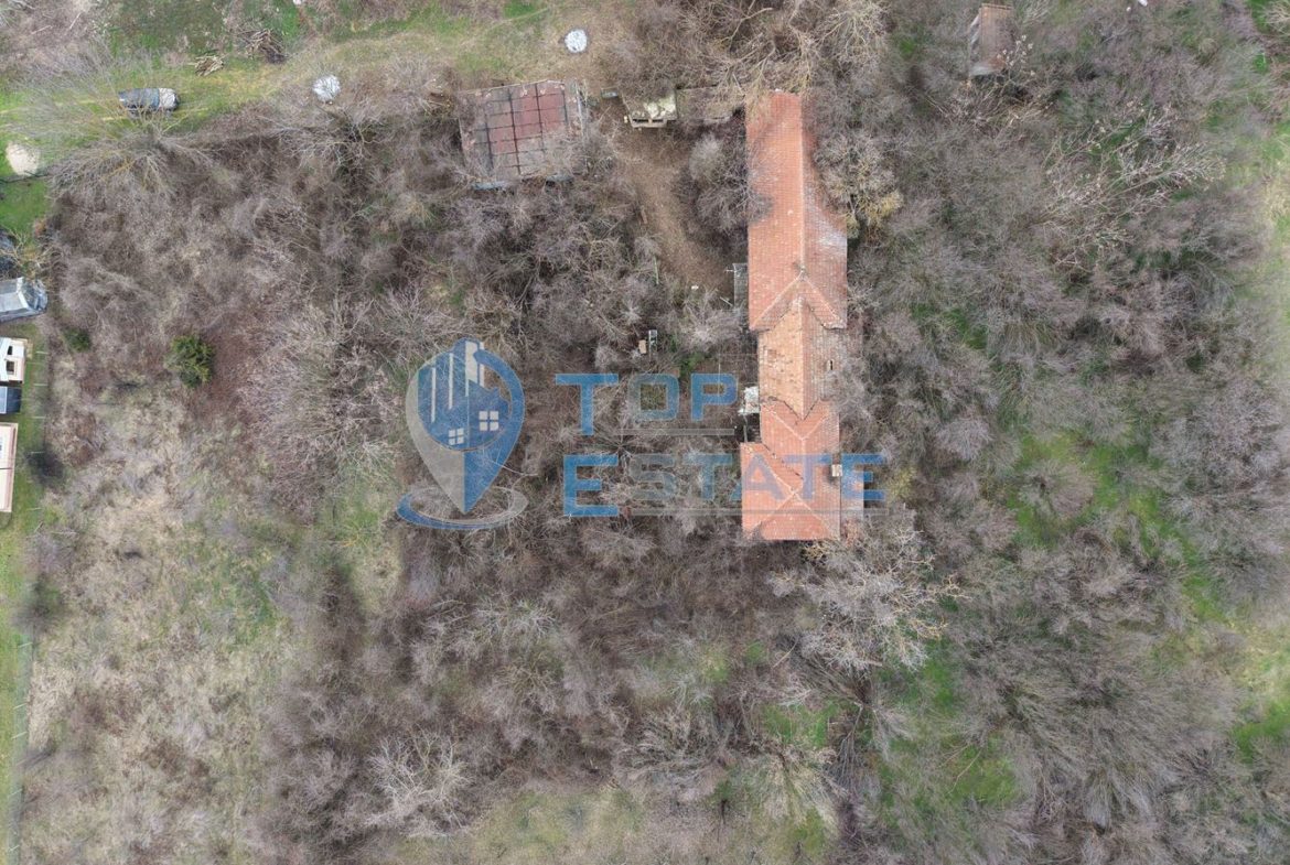 Тухлена къща с голям двор и кладенец в село Първомайци - 0