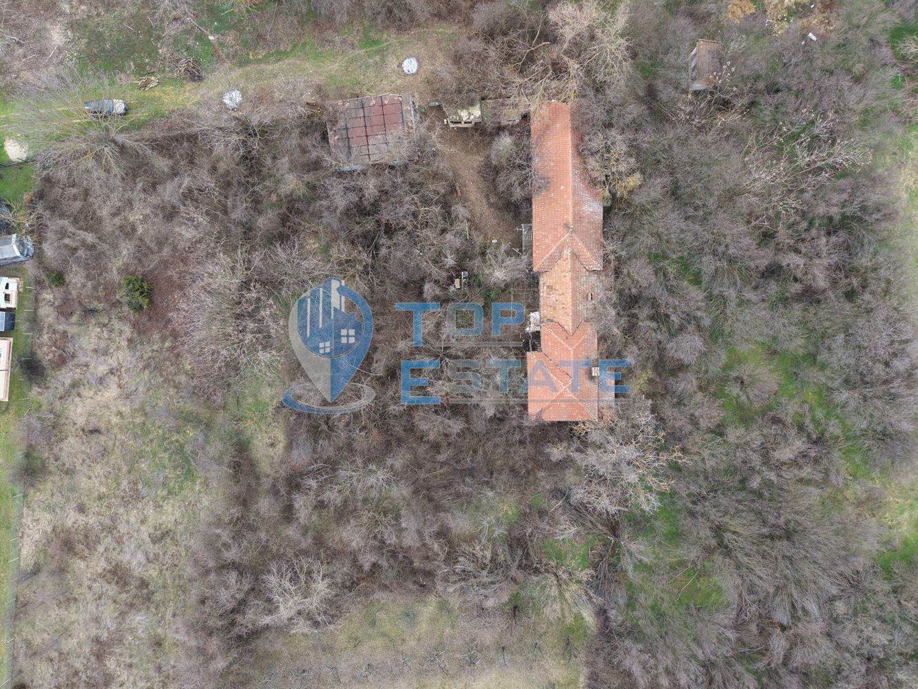 Тухлена къща с голям двор и кладенец в село Първомайци - 0