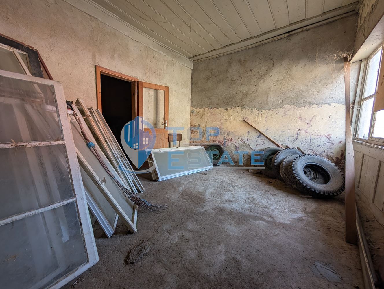 Просторна двуетажна къща в центъра на село Драгижево - 0