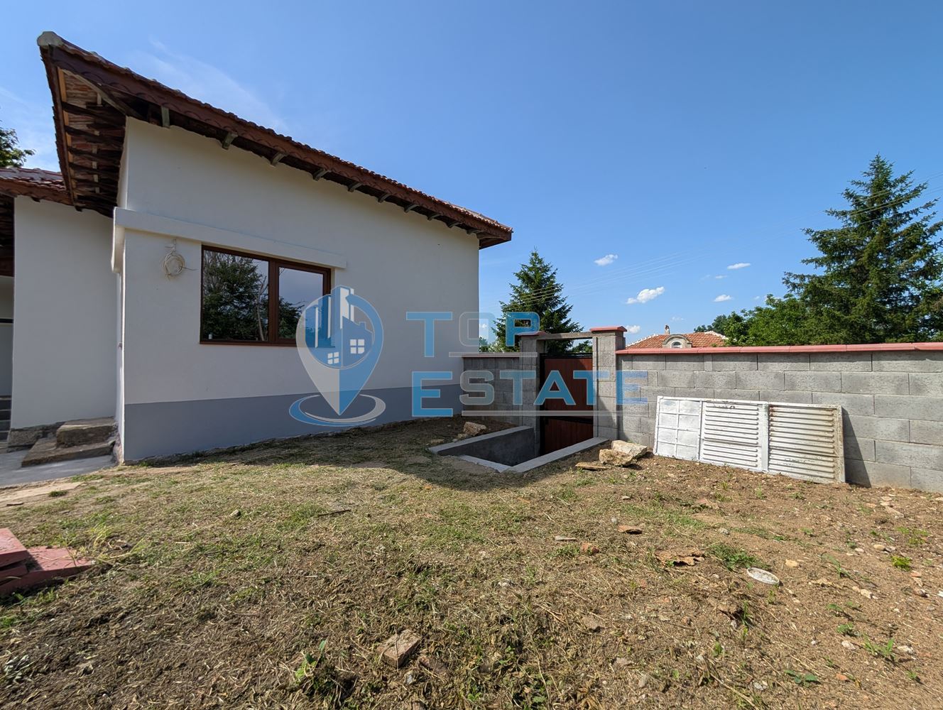 Едноетажна реновирана тухлена къща с голям двор в село Русаля - 0