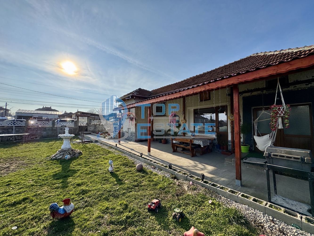 Обзаведена тухлена къща с прекрасен двор в град Полски Тръмбеш, област Велико Търново - 0