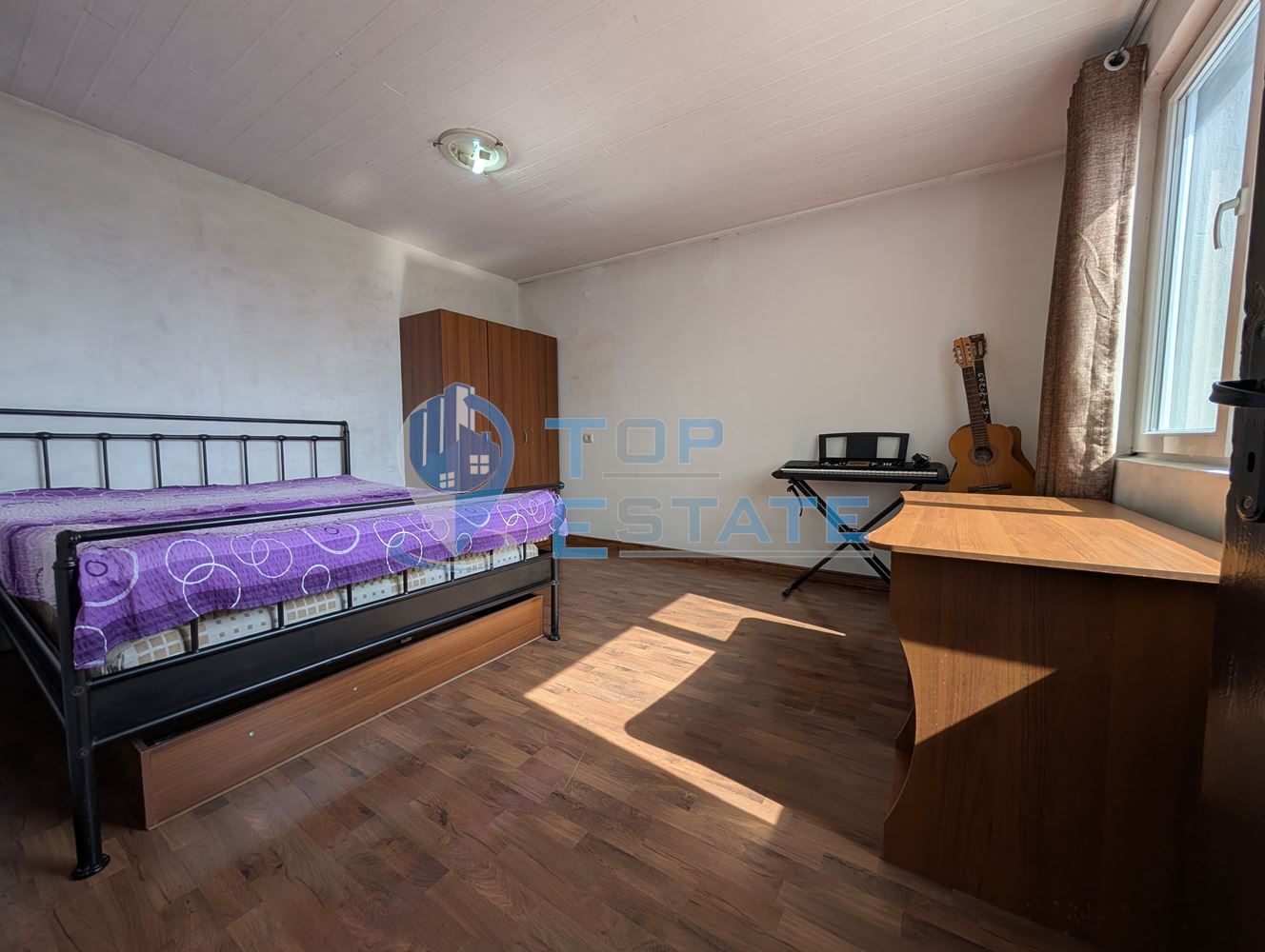 Просторна тухлена къща с кладенец и голям двор в село Раданово - 0