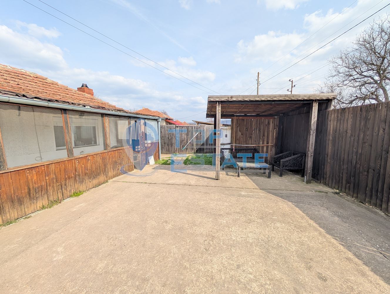 Тухлена къща с гараж и голям двор в село Раданово - 0