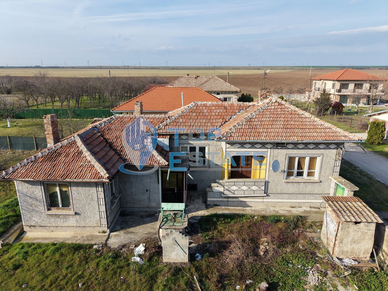 Едноетажна тухлена къща с гараж и кладенец в село Правда - 0