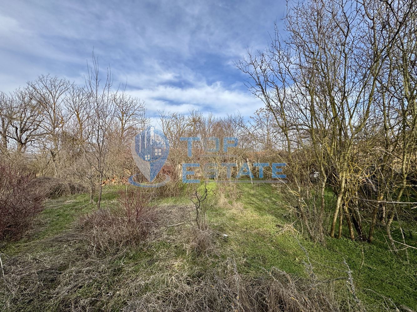 Тухлена къща с голям двор в село Лозен, област Велико Търново - 0