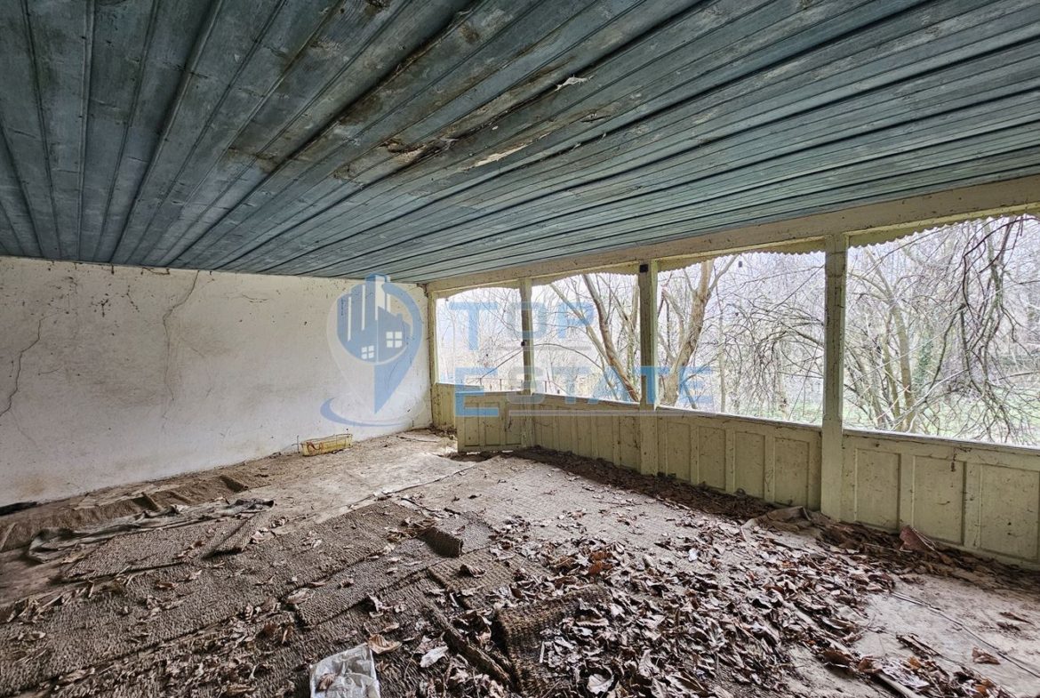 Голям парцел със стара къща и два кладенеца в село Паскалевец, област Велико Търново - 0