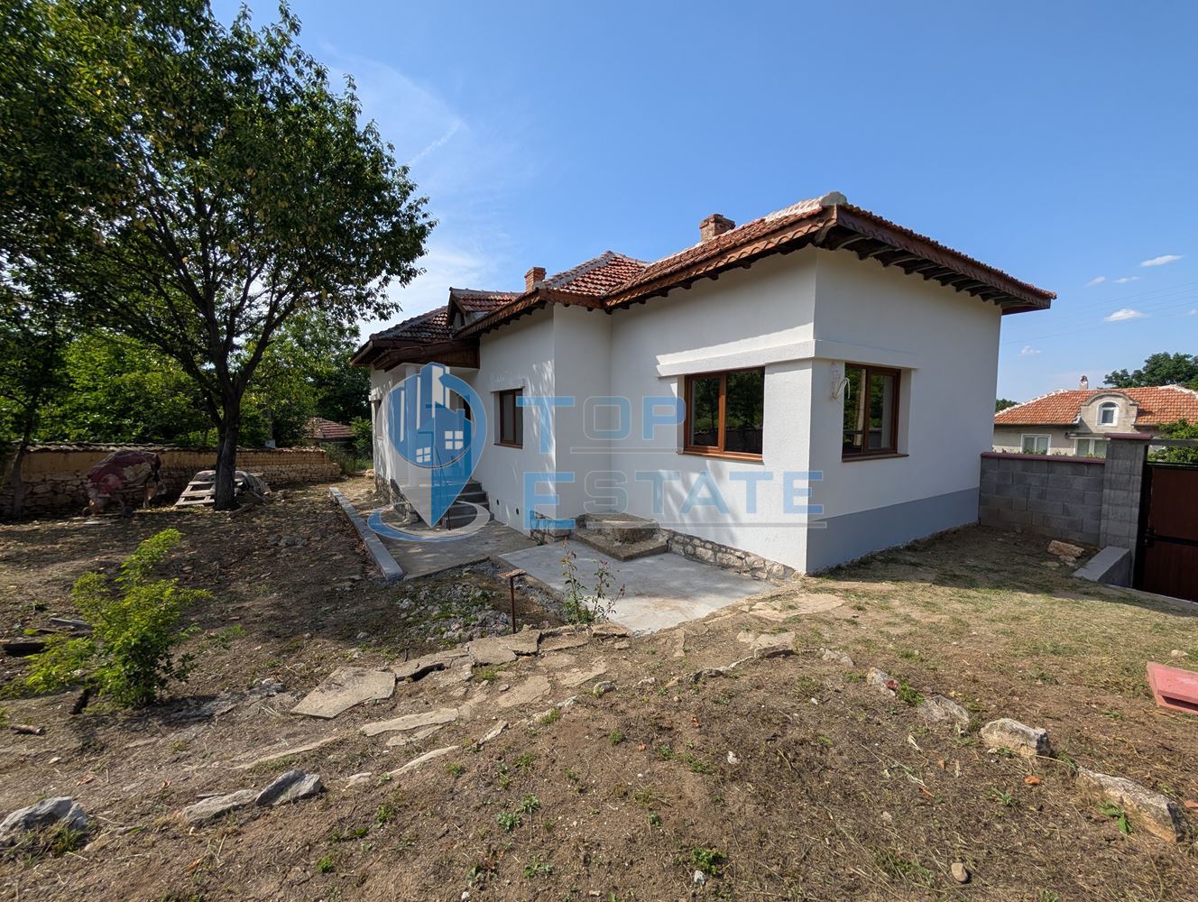 Едноетажна реновирана тухлена къща с голям двор в село Русаля - 0