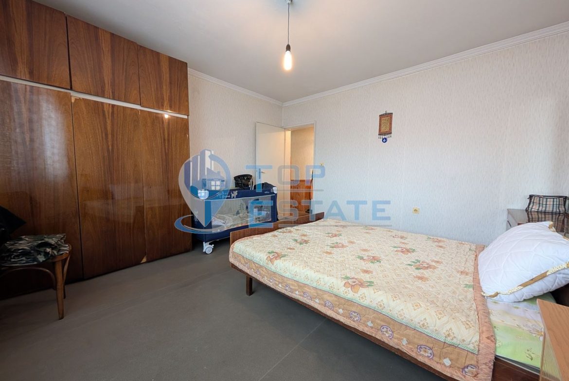 Двуетажна масивна къща в град Стражица - 0