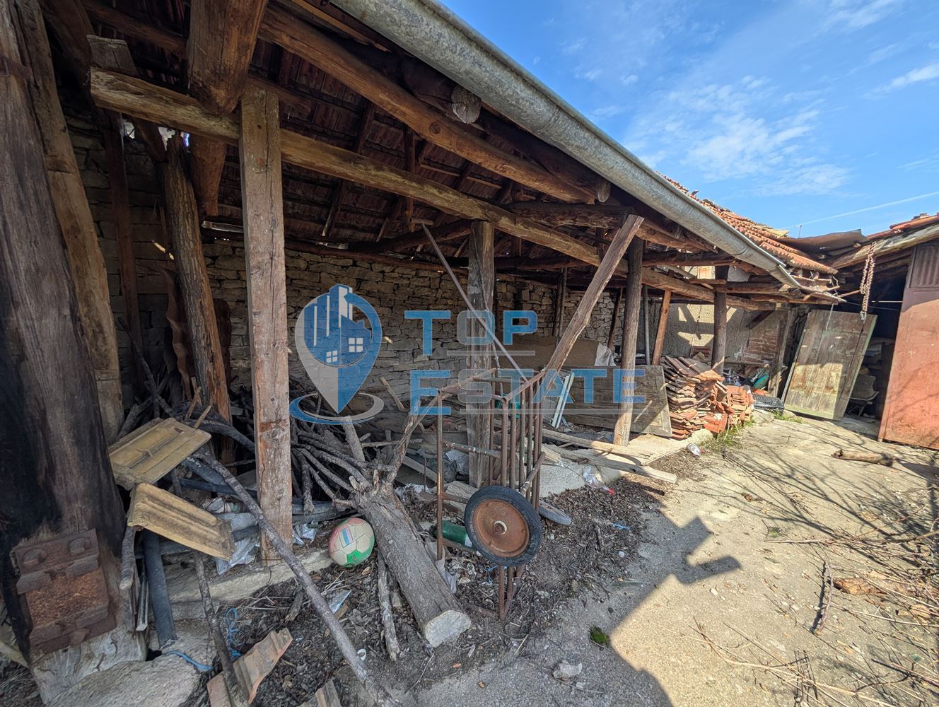 Просторна двуетажна къща в центъра на село Драгижево - 0