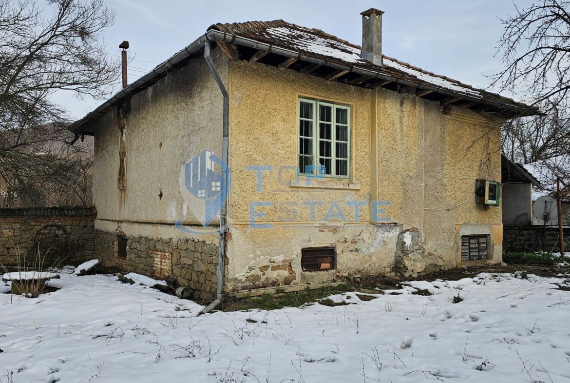 Едноетажна къща близо до река с голям двор в село Росно, област Велико Търново - 0