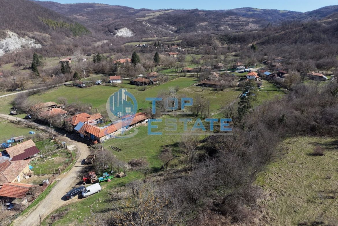 Панорамен парцел с партиди за ток и вода в планинското село Разсоха, област Велико Търново - 0