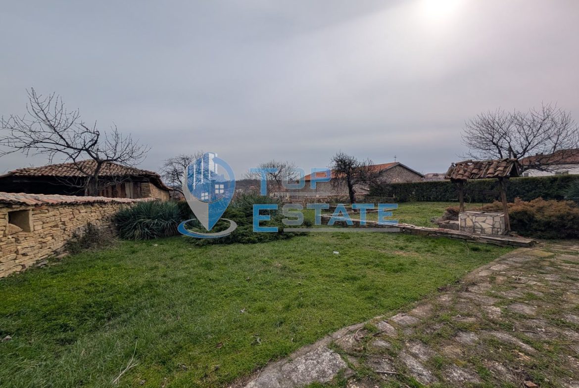 Двуетажна къща във възрожденски стил с кладенец в село Драгижево - 0