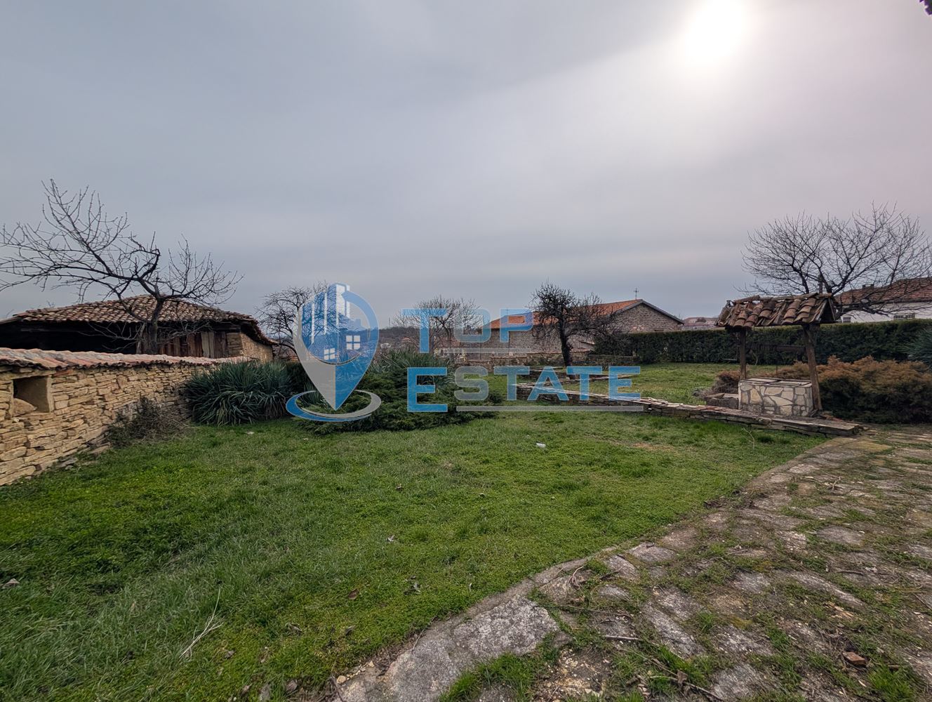 Двуетажна къща във възрожденски стил с кладенец в село Драгижево - 0