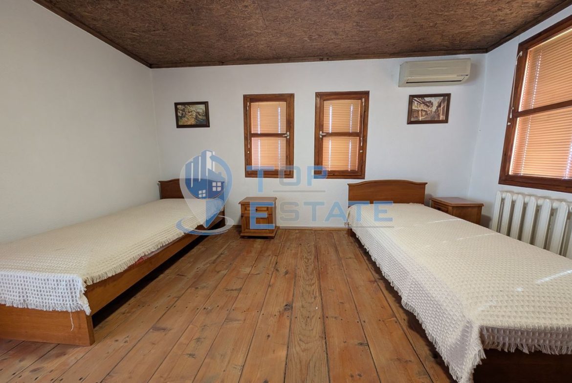 Двуетажна къща във възрожденски стил с кладенец в село Драгижево - 0